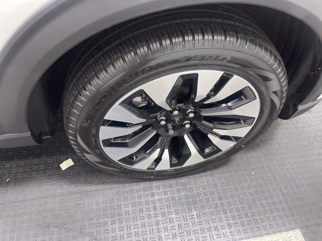 Photo of 2025 White Ford Explorer