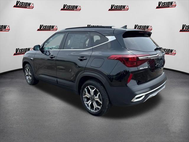Photo of 2023 Cherry Black Kia Seltos