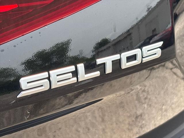 Photo of 2023 Cherry Black Kia Seltos
