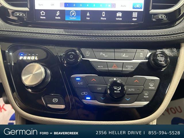 Photo of 2023 Brilliant Black Crystal Pearlcoat Chrysler Pacifica
