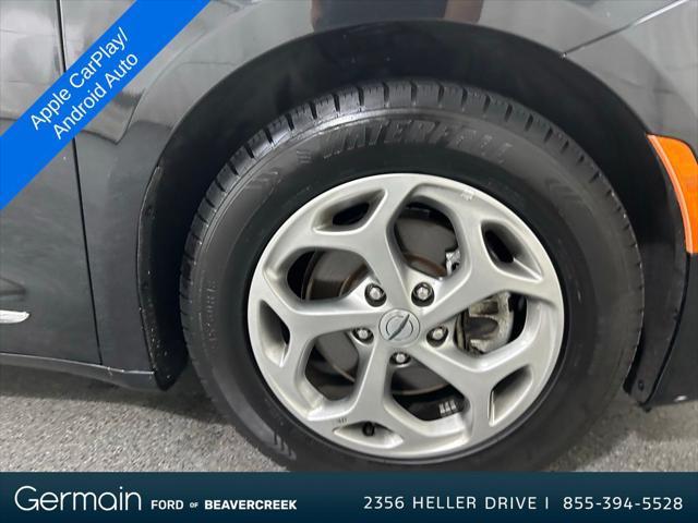 Photo of 2023 Brilliant Black Crystal Pearlcoat Chrysler Pacifica