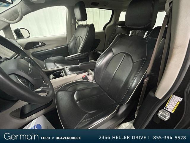 Photo of 2023 Brilliant Black Crystal Pearlcoat Chrysler Pacifica