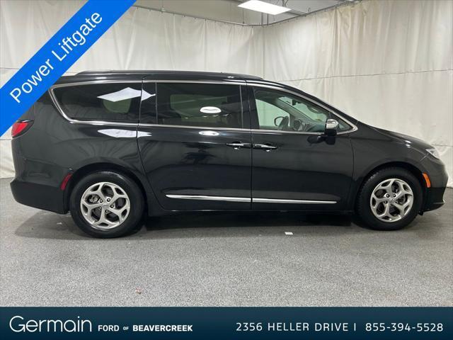 Photo of 2023 Brilliant Black Crystal Pearlcoat Chrysler Pacifica