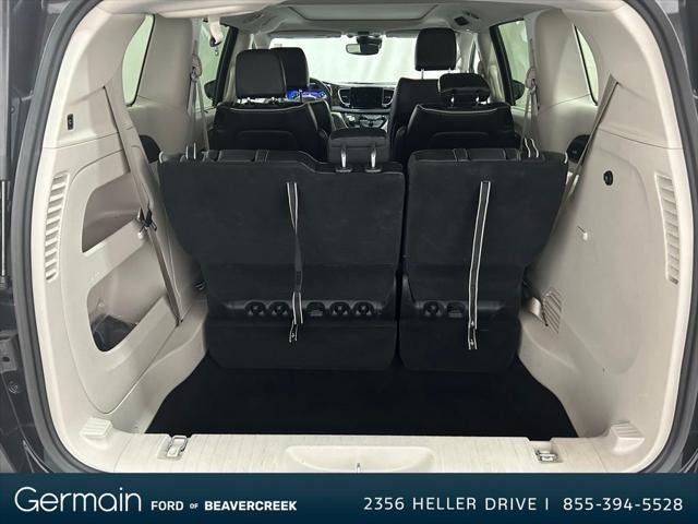 Photo of 2023 Brilliant Black Crystal Pearlcoat Chrysler Pacifica