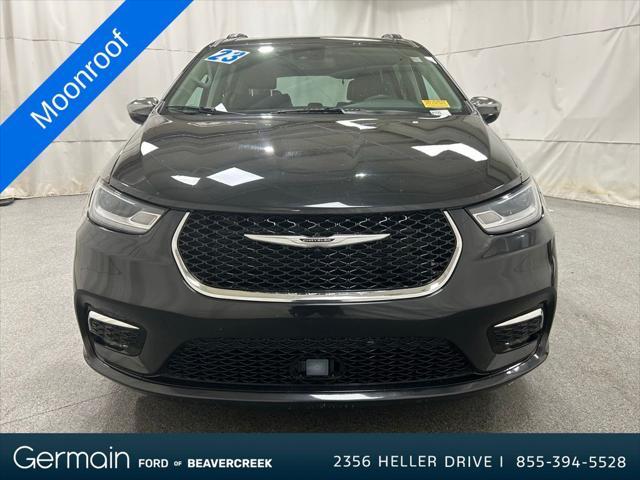 Photo of 2023 Brilliant Black Crystal Pearlcoat Chrysler Pacifica