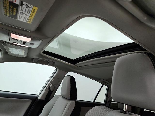 Photo of 2018 White Toyota RAV4
