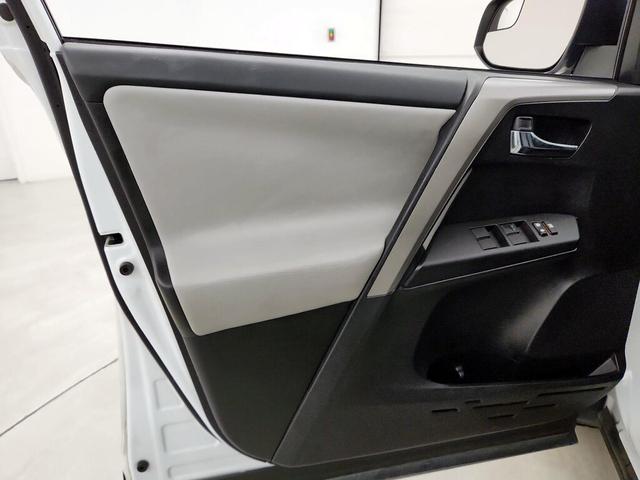 Photo of 2018 White Toyota RAV4