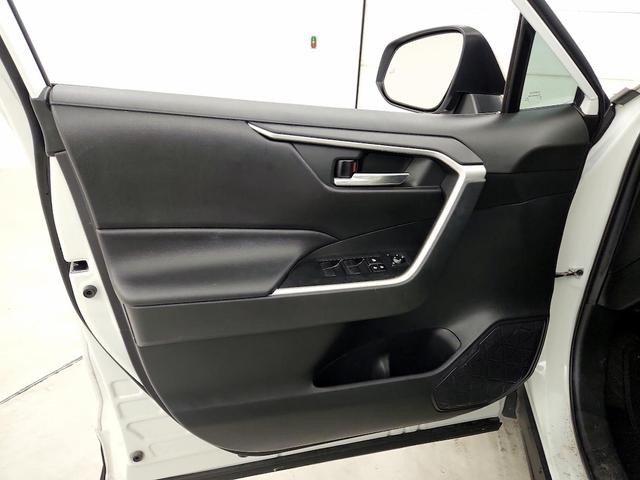 Photo of 2021 White Toyota RAV4