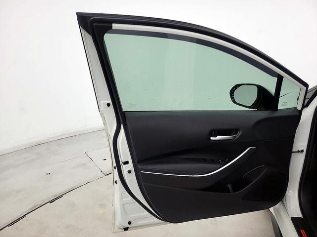 Photo of 2021 White Toyota Corolla