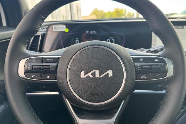 Photo of 2025 Glacial White Pearl Kia Sportage