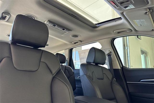 Photo of 2025 Everlasting Silver Kia Telluride