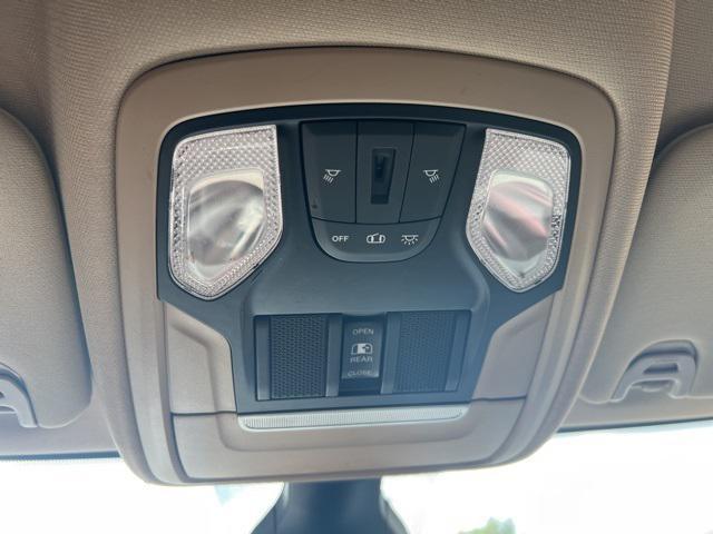 Photo of 2019 Diamond Black Crystal Pearlcoat RAM 2500