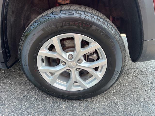 Photo of 2023 Velvet Red Pearlcoat Jeep Grand Cherokee L
