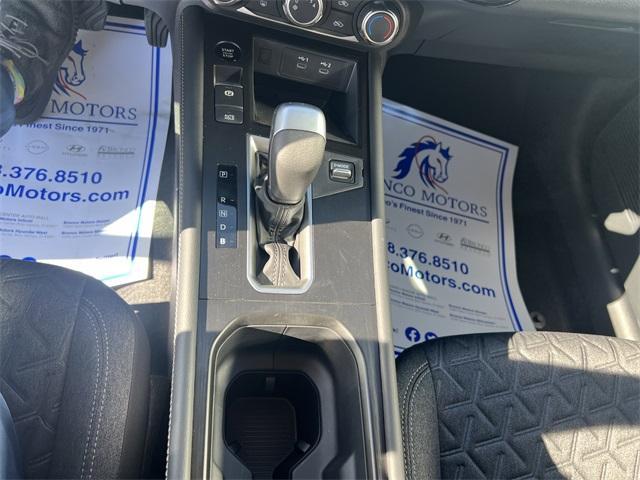 Photo of 2025 2t Wht Blk Roof Nissan Kicks