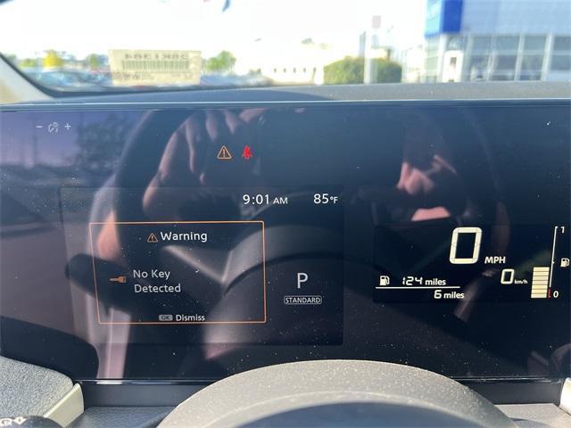 Photo of 2025 2t Wht Blk Roof Nissan Kicks