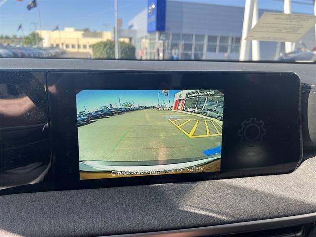 Photo of 2025 2t Wht Blk Roof Nissan Kicks