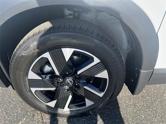 Photo of 2025 2t Wht Blk Roof Nissan Kicks
