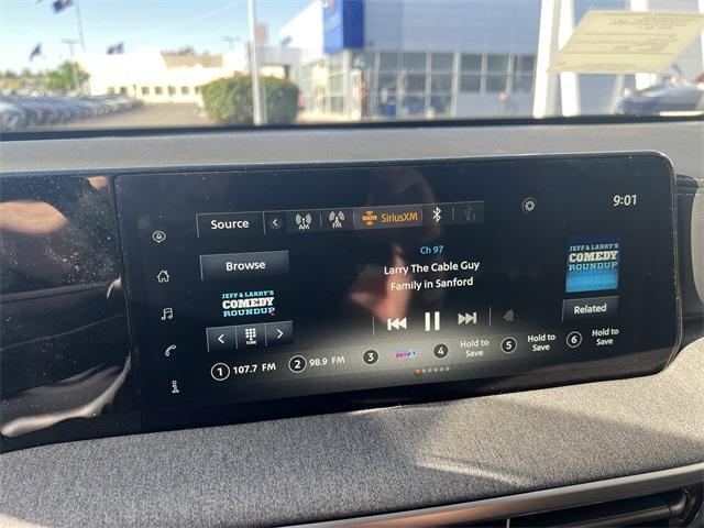 Photo of 2025 2t Wht Blk Roof Nissan Kicks