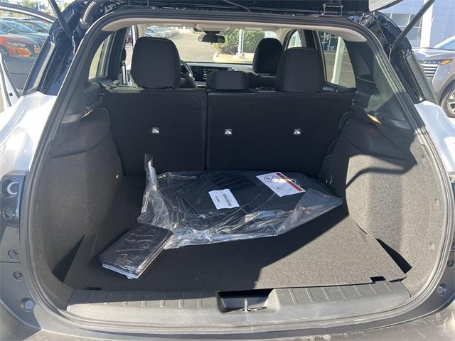 Photo of 2025 2t Wht Blk Roof Nissan Kicks