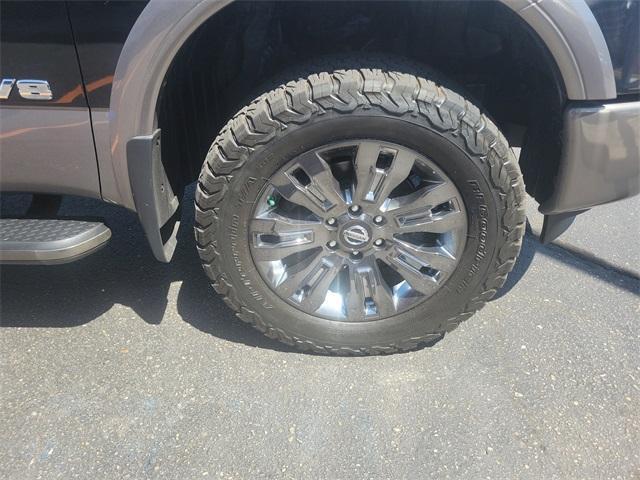 Photo of 2018 Magnetic Black Nissan Titan