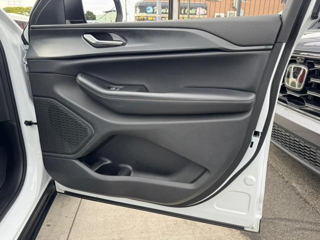 Photo of 2023 White Jeep Grand Cherokee L