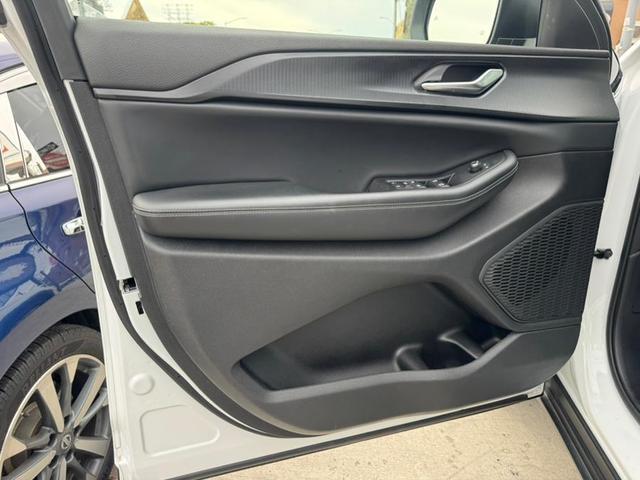 Photo of 2023 White Jeep Grand Cherokee L