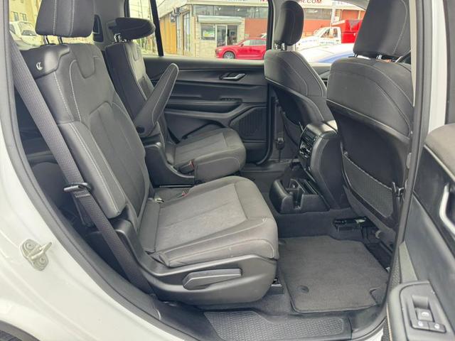 Photo of 2023 White Jeep Grand Cherokee L