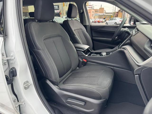 Photo of 2023 White Jeep Grand Cherokee L