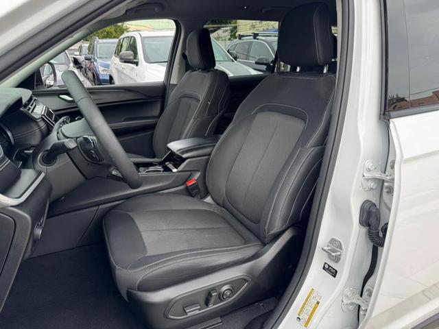 Photo of 2023 White Jeep Grand Cherokee L