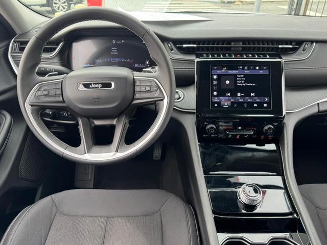 Photo of 2023 White Jeep Grand Cherokee L