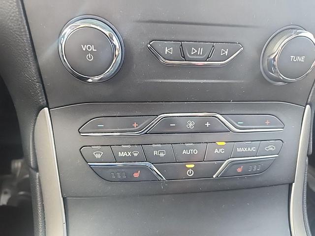 Photo of 2019 White Platinum Metallic Tri-Coat Ford Edge