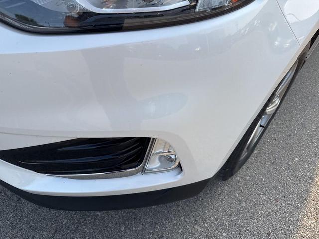 Photo of 2019 White Platinum Metallic Tri-Coat Ford Edge