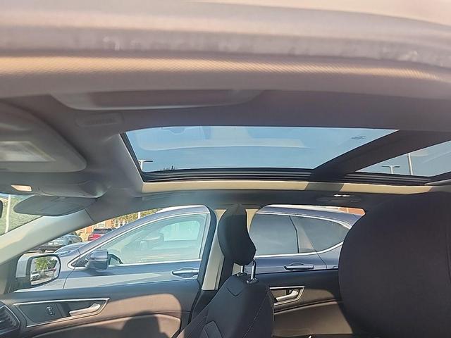 Photo of 2019 White Platinum Metallic Tri-Coat Ford Edge