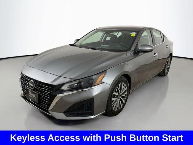 Photo of 2023 Gun Metallic Nissan Altima