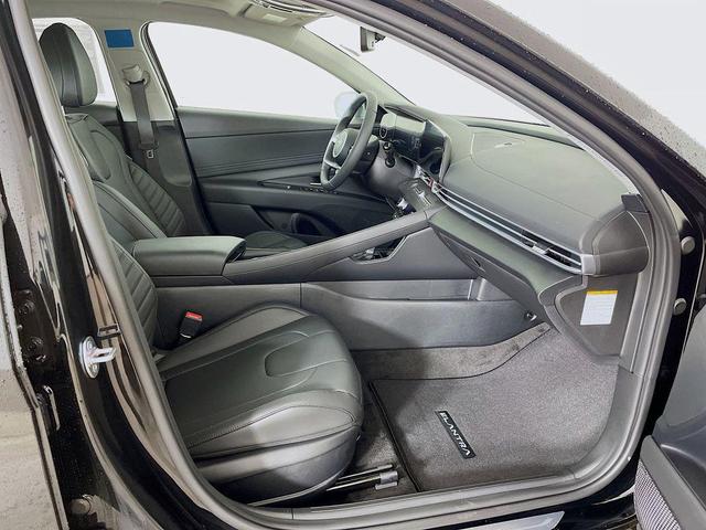 Photo of 2025 Abyss Black Hyundai ELANTRA