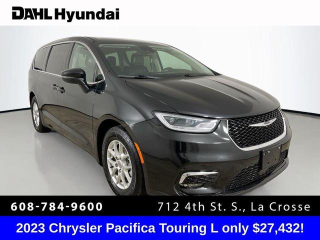 Photo of 2023 Brilliant Black Crystal Pearlcoat Chrysler Pacifica
