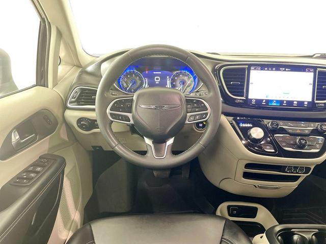 Photo of 2023 Brilliant Black Crystal Pearlcoat Chrysler Pacifica
