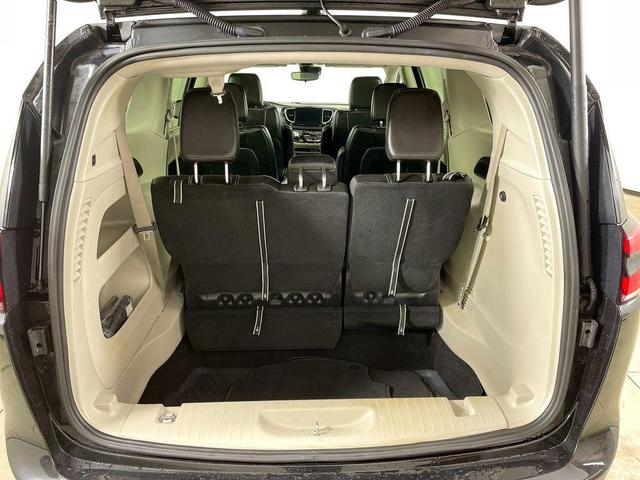 Photo of 2023 Brilliant Black Crystal Pearlcoat Chrysler Pacifica
