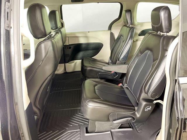 Photo of 2023 Brilliant Black Crystal Pearlcoat Chrysler Pacifica