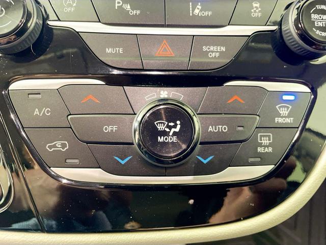 Photo of 2023 Brilliant Black Crystal Pearlcoat Chrysler Pacifica