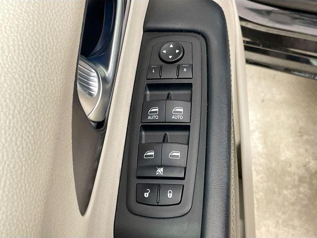 Photo of 2023 Brilliant Black Crystal Pearlcoat Chrysler Pacifica
