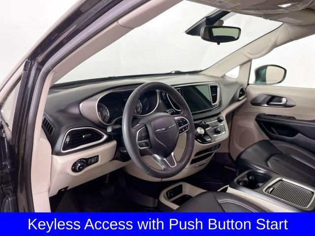 Photo of 2023 Brilliant Black Crystal Pearlcoat Chrysler Pacifica