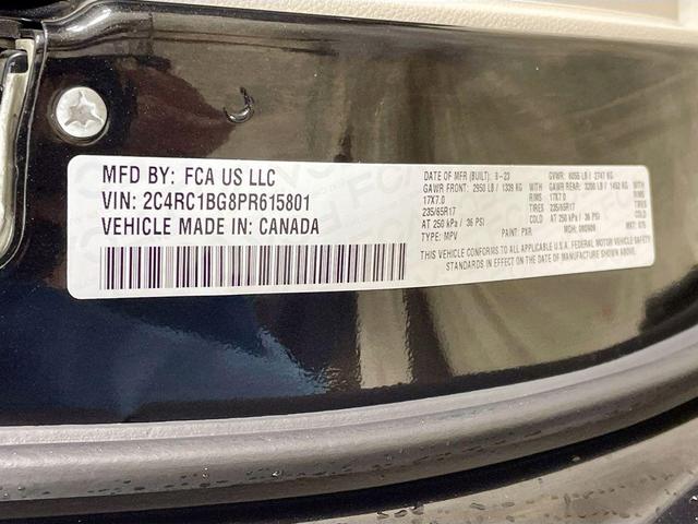 Photo of 2023 Brilliant Black Crystal Pearlcoat Chrysler Pacifica