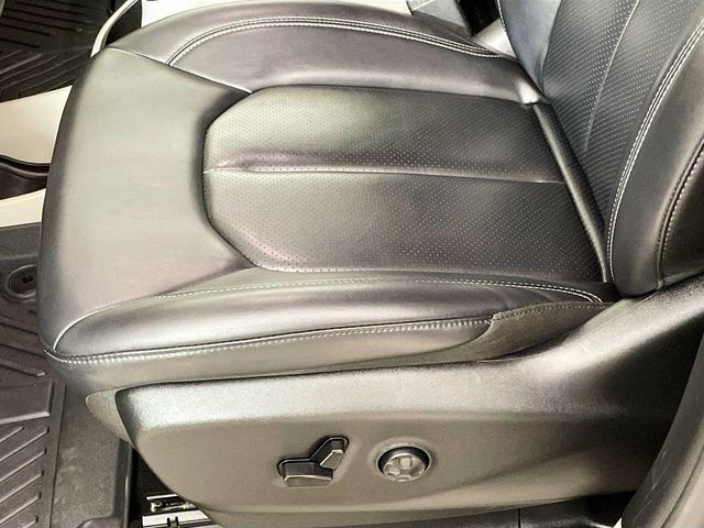Photo of 2023 Brilliant Black Crystal Pearlcoat Chrysler Pacifica