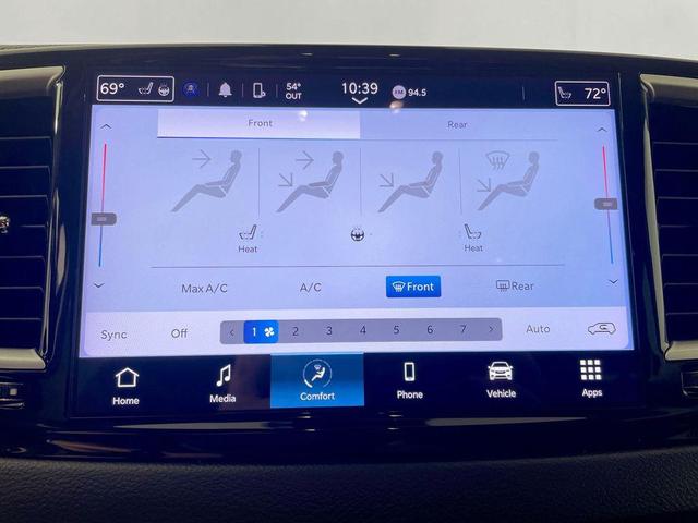 Photo of 2023 Brilliant Black Crystal Pearlcoat Chrysler Pacifica