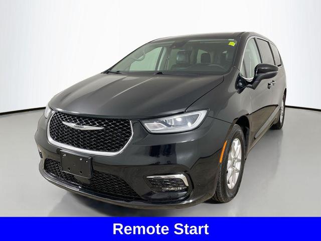 Photo of 2023 Brilliant Black Crystal Pearlcoat Chrysler Pacifica