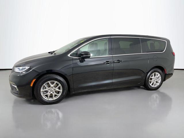 Photo of 2023 Brilliant Black Crystal Pearlcoat Chrysler Pacifica