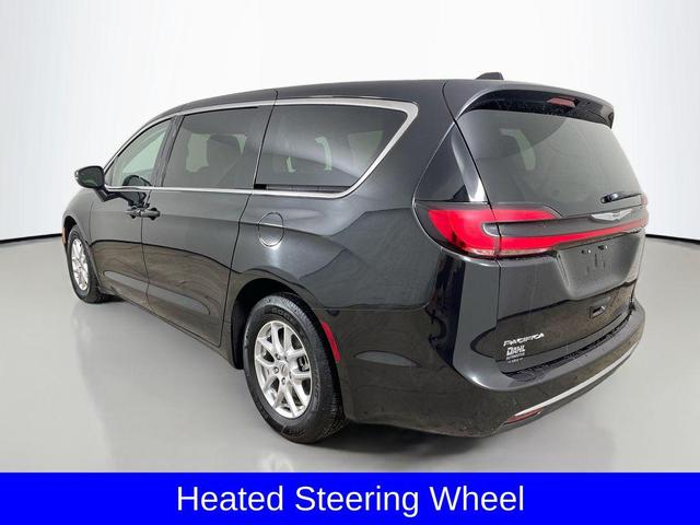 Photo of 2023 Brilliant Black Crystal Pearlcoat Chrysler Pacifica