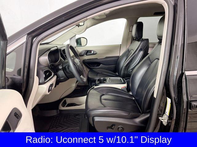 Photo of 2023 Brilliant Black Crystal Pearlcoat Chrysler Pacifica