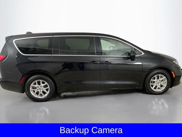 Photo of 2023 Brilliant Black Crystal Pearlcoat Chrysler Pacifica